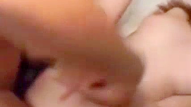 女孩像冠军一样骑在我硬挺的鸡巴上，紧紧夹住我