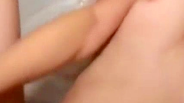 女孩像冠军一样骑在我硬挺的鸡巴上，紧紧夹住我