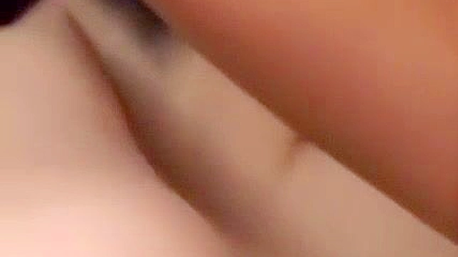 女孩像冠军一样骑在我硬挺的鸡巴上，紧紧夹住我