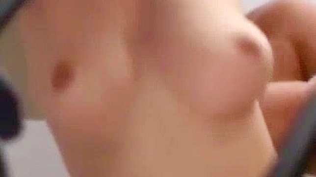 女孩像冠军一样骑在我硬挺的鸡巴上，紧紧夹住我