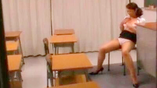 日本AV女优笠水梨沙强势扮演头牌导师玩弄湿漉美腻私处