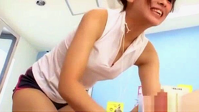 调皮的Yui Ooba在日本最变态课堂上的群交首秀！