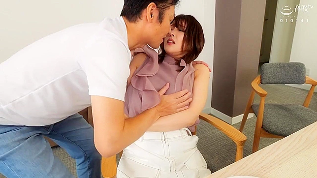 无助的渴望：顺从的日式戴绿帽子的男人看着妻子被狠狠地操