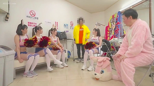 日式裸體啦啦隊女孩在更衣室噴射足球員激情片段