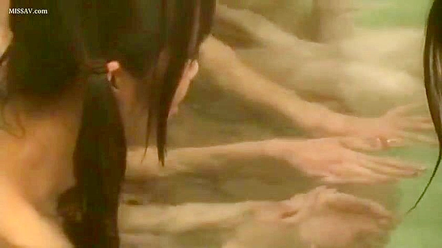 准备好在公共淋浴间偷窥性感裸露的日本女神吧！