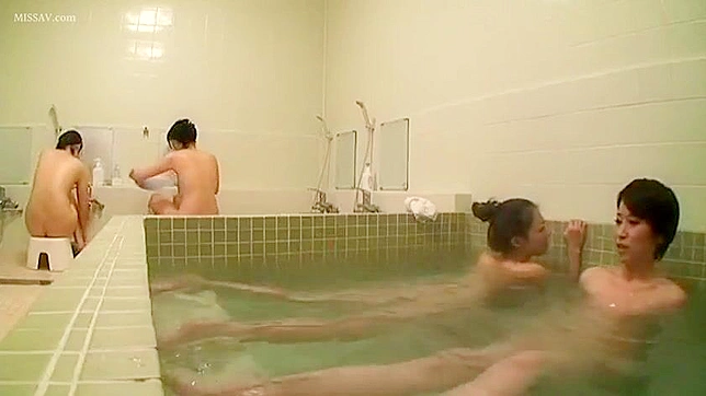 公共澡堂偷窥出错 色情偷看者被性感日本女孩抓到！