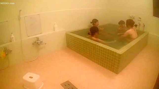 赤裸日本美女在公共淋浴间被偷窥的成人场景！