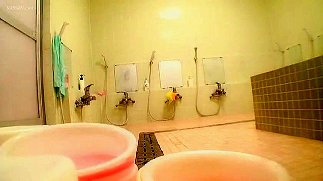 偷窥秀警告！激情日本女学生在公共浴室裸体