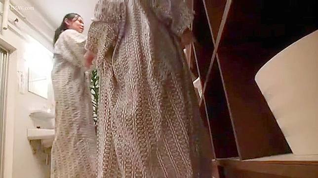 热得发昏！日本女学生的蒸汽浴室场景，#偷窥者