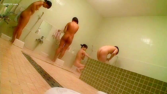 调皮的女学生！年轻裸体日本校花在公共澡堂疯狂作爱