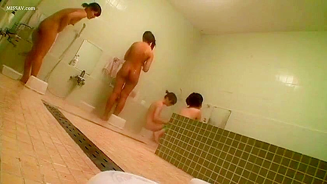 调皮的女学生！年轻裸体日本校花在公共澡堂疯狂作爱