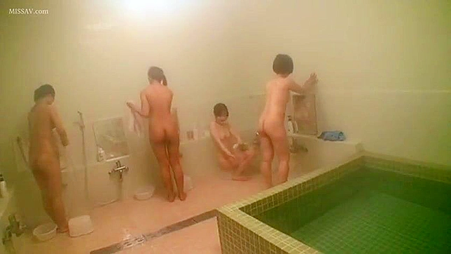 调皮的女学生！年轻裸体日本校花在公共澡堂疯狂作爱