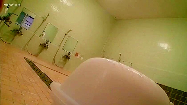 调皮的女学生！年轻裸体日本校花在公共澡堂疯狂作爱