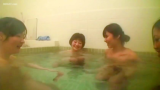 调皮的女学生！年轻裸体日本校花在公共澡堂疯狂作爱