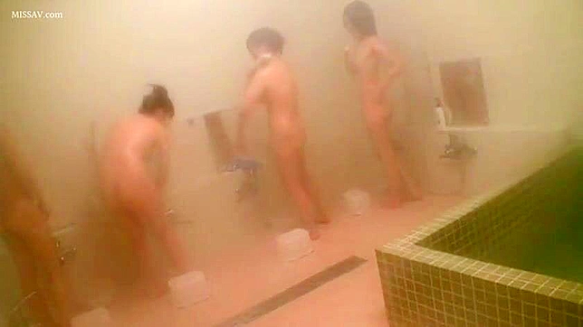 窥视者的罪恶~在公共澡堂中被抓到与年轻裸体日本女学生的秘密行为