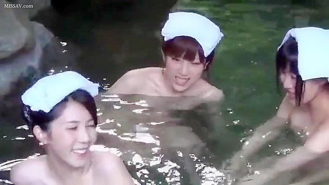 偷窥者侵犯公共温泉隐私—日本性感校花的秘密曝光！