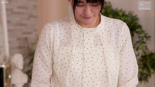 日本熟女被众多巨屌轮番操逼，丈夫在一旁惊叹观看