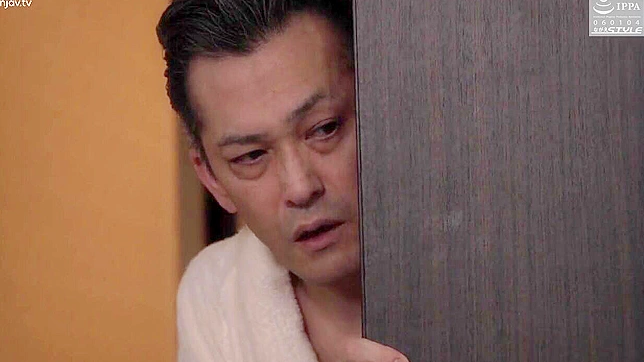 饥渴日本女群交性感妻子，被戴绿帽丈夫在屈辱中自慰！