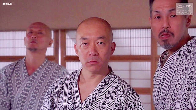 极致戴绿帽！日本妻子与猛男群P狂欢夜！