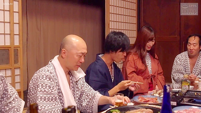 淫乱游客冒险！日本妻子在度假时与戴绿帽丈夫的集体狂欢！