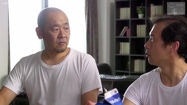 戴绿帽的老公欢呼，日本妻子为钱被多名男子操成顺从婊子！