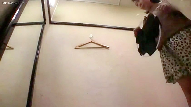 狡猾的家伙在试衣间偷窥辣妹日本美臀