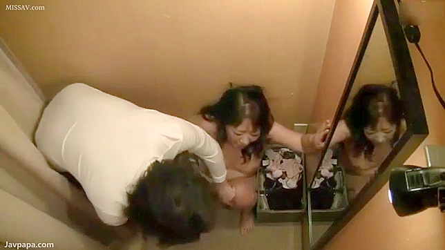 在试衣间与日本妻子做爱：被摄像头拍到！