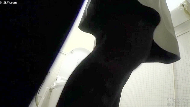 破解偷窥小便的日本妹子隐藏摄像头，壮丽射精成人秀！