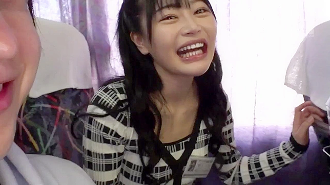 被精液浸透的日本小脚在考试过关狂欢中闪烁，婊子们！