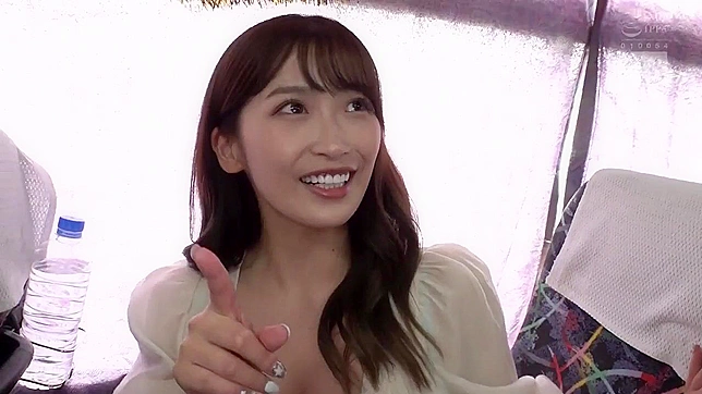 这些饥渴的日本熟女们热爱做爱和被口交！