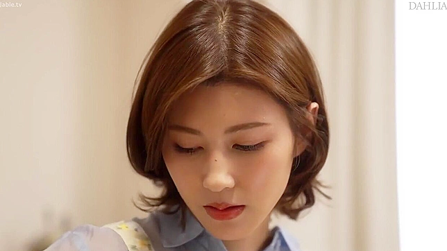 害羞的日本婊子被性欲旺盛的巴士怪兽剥削，揉捏她的胸部和屁股！