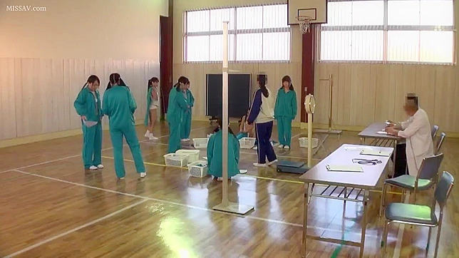 这群淫荡的日本学生在疯狂大学狂欢中被她们饥渴的老师狠狠操翻！