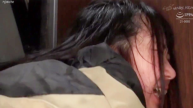 害羞的日本少女在森林被抓，被迫口交后多人轮奸！