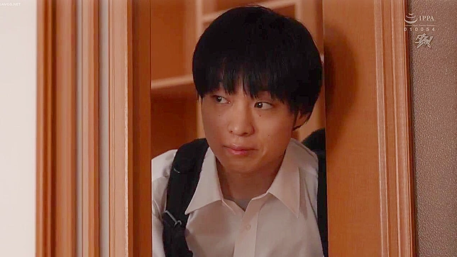 火辣日本熟女妈妈被发现自慰后与继子疯狂做爱！