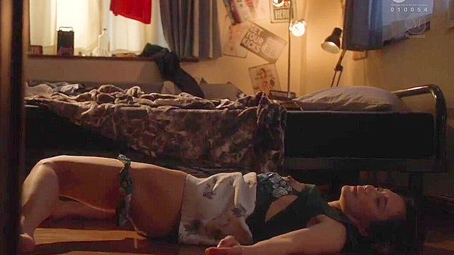 叛逆的儿子无法控制对日本妈妈湿滑阴道的渴望！