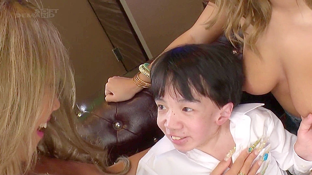 与三个饥渴的日本主妇和一个幸运小矮人共度激情夜