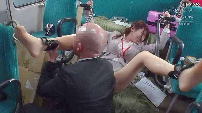 亚裔性感小野猫被三个猛男粗暴爱抚得湿滑无比！