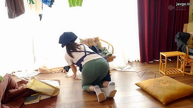 肮脏富豪利用脆弱日本女佣，索要激烈性服务！