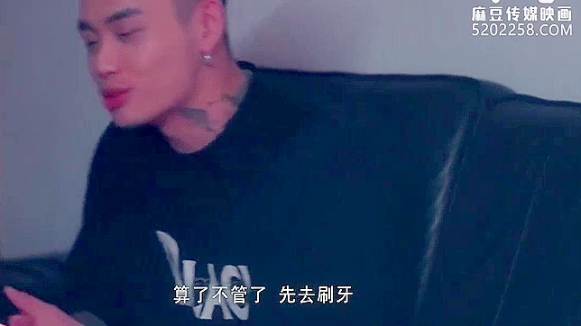 日本色情片：与美丽的办公室女同事出轨的激情时刻