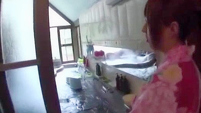 日式浴场激情：熟女成濑心美湿身狂野诱惑
