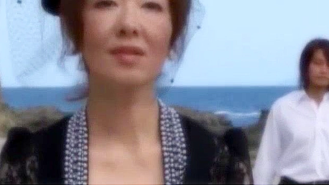 日本美女外遇海滩激战：Kei Marimura狂野激情戏！