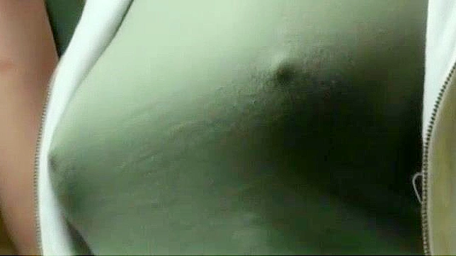 美女日本妈宫川真在户外JAV视频中的火辣演出