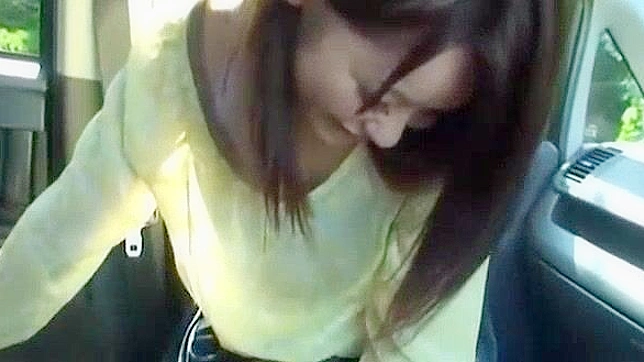 观看热辣日本模特绫川知纱在车内户外的精彩JAV影片