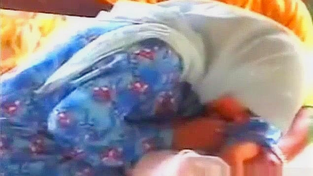 马来头巾裹身女在甘榜小屋中深情口交体验