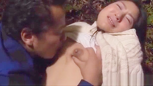 户外自慰的日本熟女 – 热辣日系美女被当场抓到