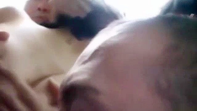 AV色情 ~ 高个亚洲女郎在第五部中街头做爱