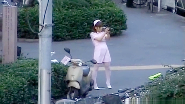 JAV色情片：调皮的日本女孩公开小便第二部分