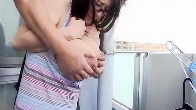 日本少女巨乳被挤到干涸无遗