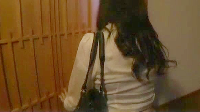 JAV巨量喷射~牧琴子户外公开三人行