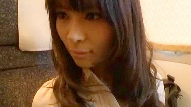 日系女神麻希凉子户外公共场合激情邂逅燃起欲望